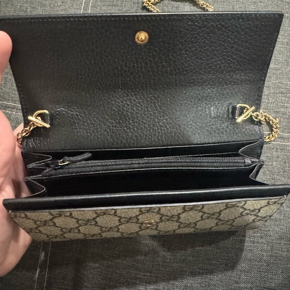 Authentic Gucci Black Leather and Tan GG Clutch
Gucci Marmont - Picture 2 of 8